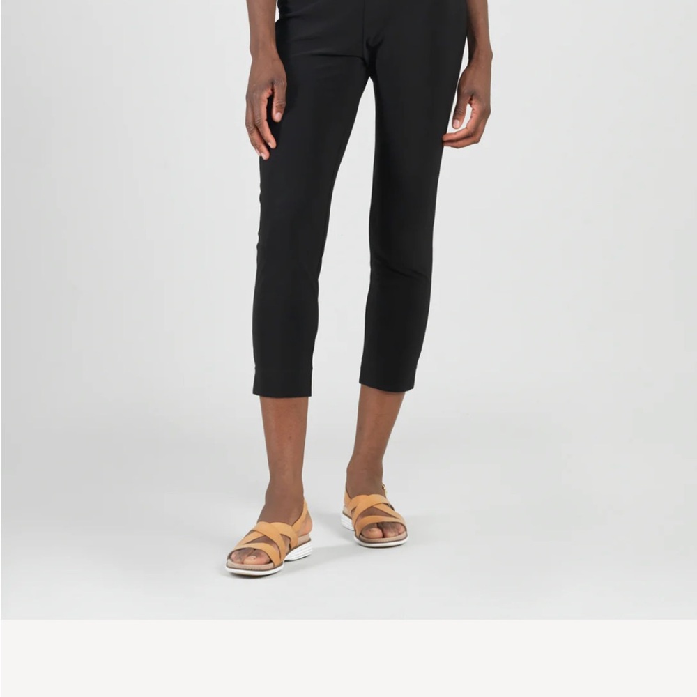 CLARA SUNWOO pull on capri size large. Made in the USA